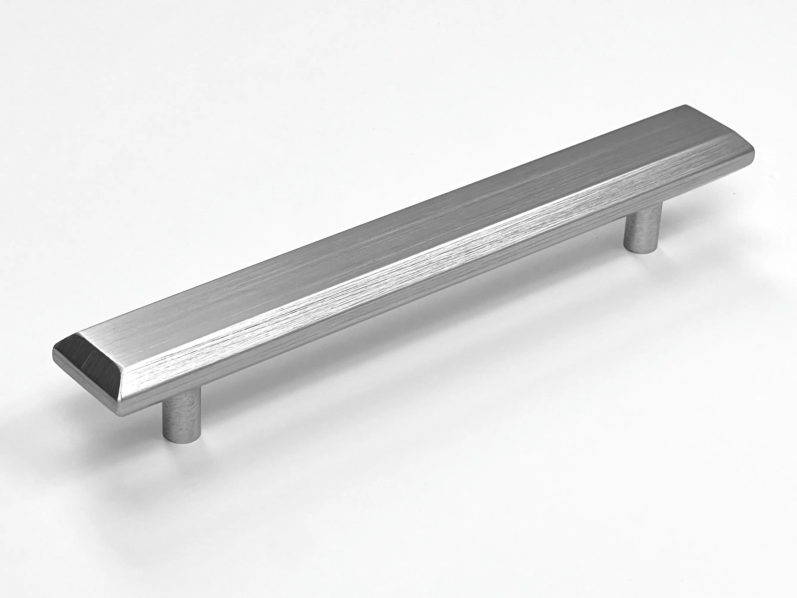 Uchwyt aluminiowy srebrny szczotkowany – widok ukośny