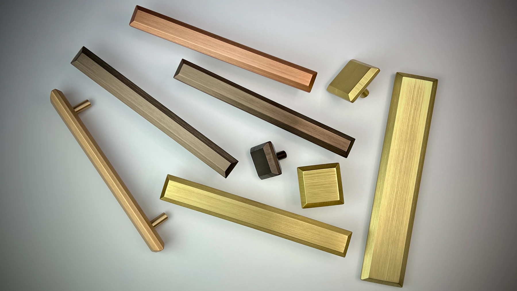 Uchwyty aluminiowe na wymiar – różne rozmiary i długości, producent Furnial Częstochowa