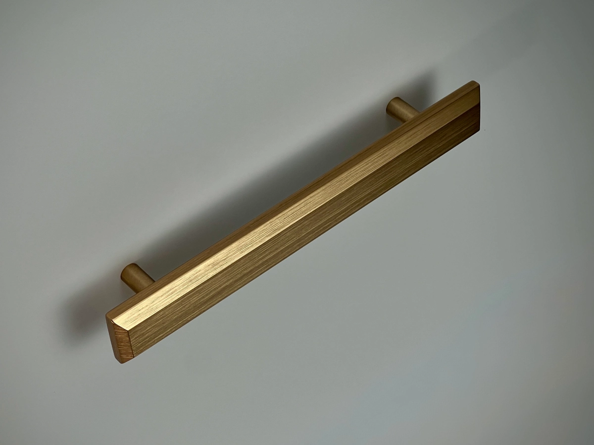 Uchwyty aluminiowe szczotkowane – producent Furnial, tekstura materiału premium